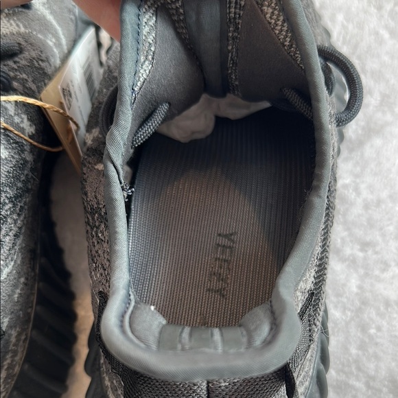 NWT Adidas Adult Yeezy Boost 350 V2 - Black and Gray - Picture 5 of 7